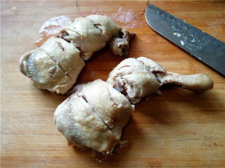 泰国鱼露鸡,将煮好的鸡腿取出晾凉，斩成块备用。