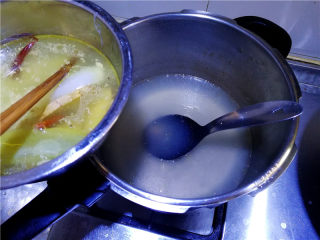 泰国鱼露鸡,鸡汤也放凉，撇去上面的浮油。