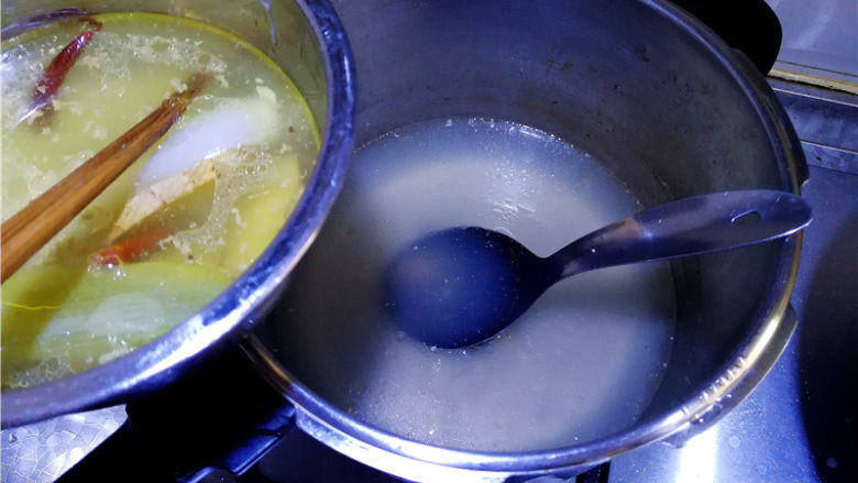 泰国鱼露鸡,鸡汤也放凉，撇去上面的浮油。