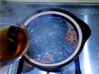 泰国鱼露鸡,加入鱼露煮开五分钟。