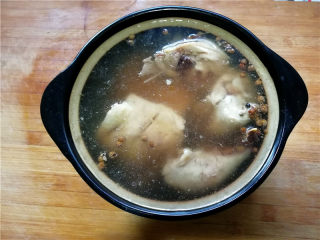 泰国鱼露鸡,将汤汁再次放凉，然后将斩好的鸡块放入浸泡入味。最好盖上保鲜膜，至少浸泡5-6个小时。