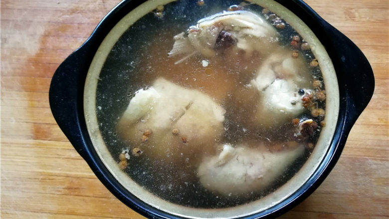 泰国鱼露鸡,将汤汁再次放凉，然后将斩好的鸡块放入浸泡入味。最好盖上保鲜膜，至少浸泡5-6个小时。