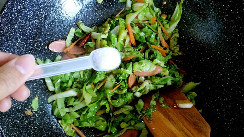 洋白菜炒粉丝,胡萝卜也稍有变色以后，放入食用盐
