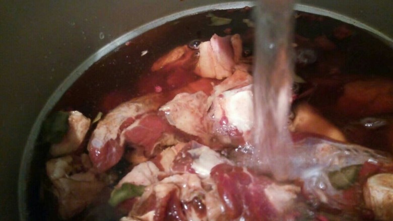 五香牛排骨,腌制好的牛排骨，倒入锅里，加适量清水，