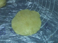 云腿月饼,取一个面剂，按成中间厚边缘薄的圆片