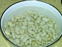 基础白豆沙,将白芸豆用清水洗净，浸泡半天以上