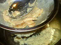 基础白豆沙,滤去碗中的水分，将豆粒过细筛