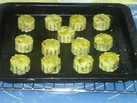 五仁月饼,定型后取出，表面刷蛋黄液，放回烤箱，烤约15-20分钟，