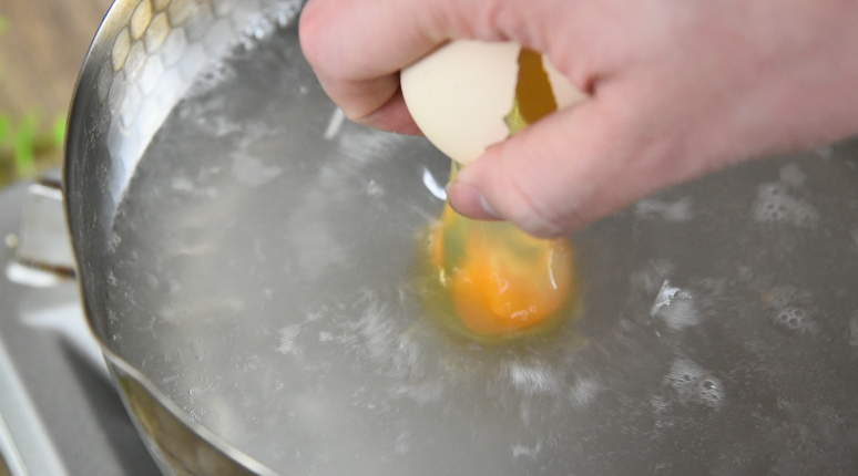一碗意犹未尽的热汤面，暖肠饱腹好过冬,利用煮完面的沸水，打入一个鸡蛋，煮约一分钟