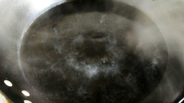 #圆土豆#香辣脆薯片,锅中烧热水。