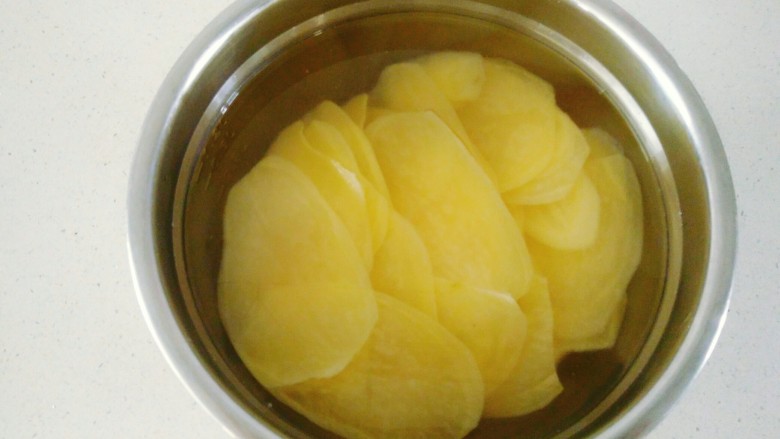 #圆土豆#香辣脆薯片,冷水中过凉。