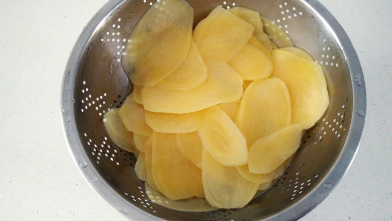 #圆土豆#香辣脆薯片,控干水份。