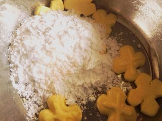 奥利奥磅蛋糕,加入糖粉，先用硅胶刮刀搅拌一下，以免飞粉。