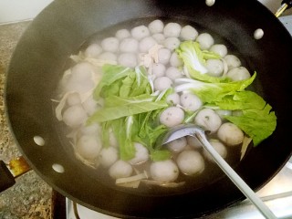 清汤芋圆,加入豆油皮 青菜叶煮50秒左右