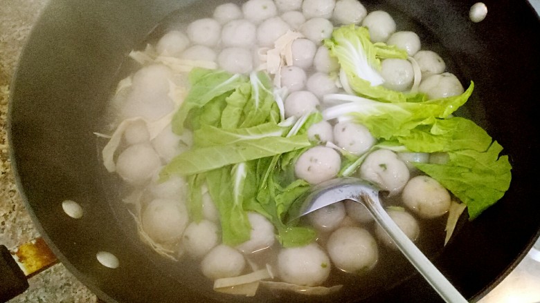 清汤芋圆,加入豆油皮 青菜叶煮50秒左右