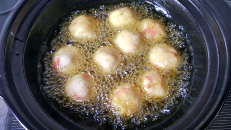 圆土豆  土豆丸子,将土豆丸放入锅内，中火炸至金黄色。