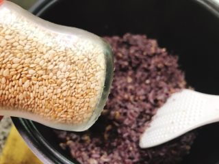 黑米燕麦杂粮饭团,米饭煮好后，保温五分钟～再撒适量白芝麻拌均匀