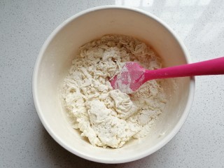 迷你双色花卷,先做白面团：称好面粉，加入白糖。然后用温水溶化酵母，再把酵母水倒入面粉中拌成棉絮状；
