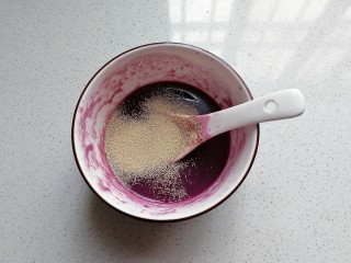 迷你双色花卷,接着做紫面团：先将紫薯粉用热水化开放温凉后加入酵母拌均匀；