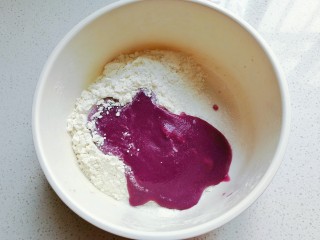 迷你双色花卷,然后将紫薯酵母水倒入面粉中拌均匀；