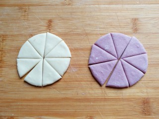 迷你双色花卷,然后把圆面片切上“米”字花刀，得到8块小三角形面片；