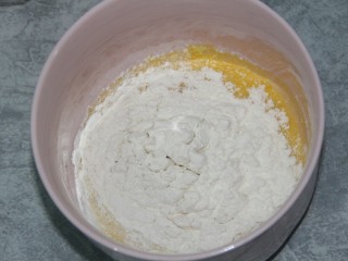 圆土豆~青椒红椒土豆丝饼,把面粉和鸡蛋放一个碗里