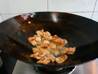 五花肉酱炒土豆片,重新洗锅上油，放入腌制好的肉片小火炒香