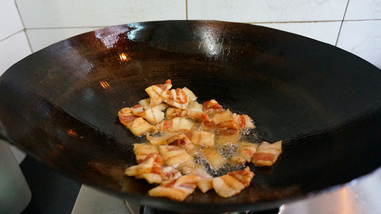 五花肉酱炒土豆片,重新洗锅上油，放入腌制好的肉片小火炒香