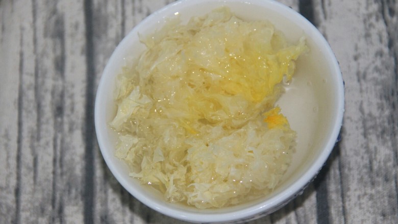 银耳百合大米小米粥,用水泡上