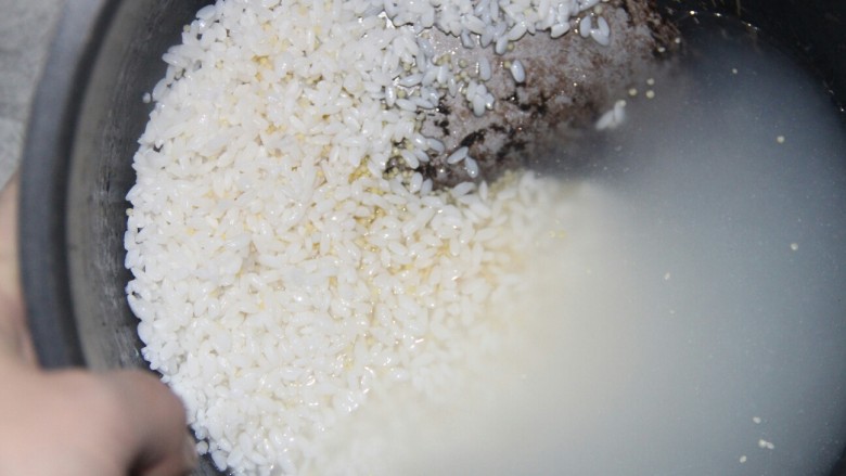 银耳百合大米小米粥,小米和大米淘完之后也用水泡一晚上