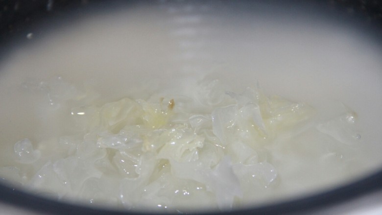 银耳百合大米小米粥,第二天早上，把银耳放入泡了一晚上的大米和小米锅中