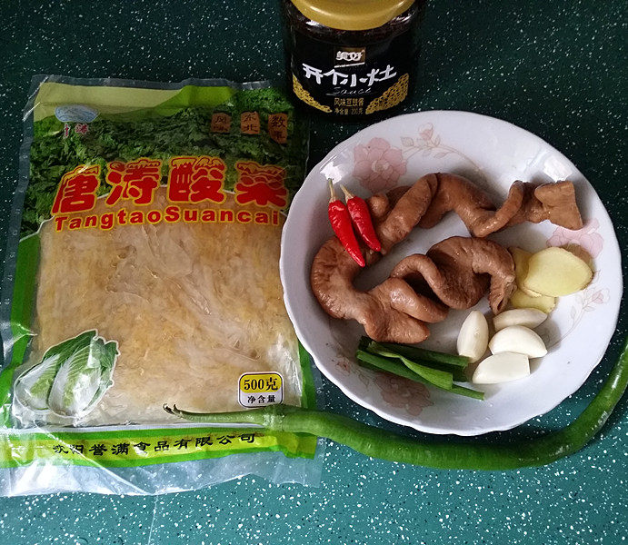 东北酸菜熘肥肠,备好食材