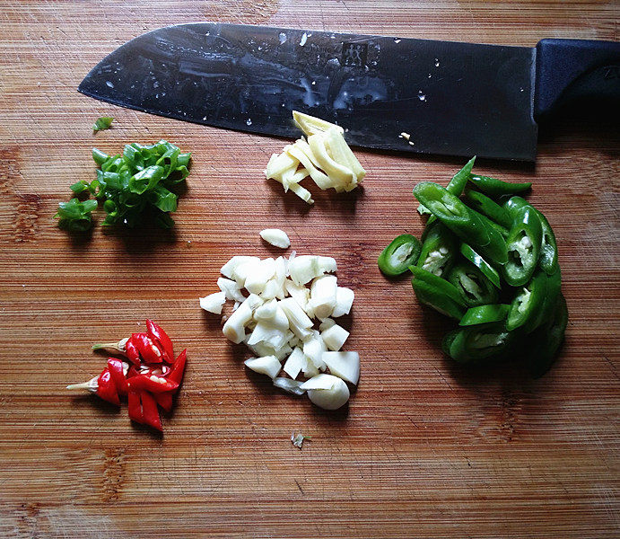 东北酸菜熘肥肠,青、红椒、葱姜蒜洗净，切好备用