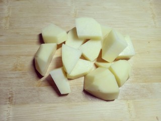圆土豆+番茄土豆焖肉,土豆一个，洗干净去皮后，切成这种滚刀块或者小块都行。