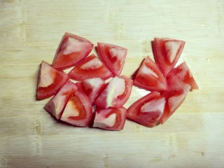 圆土豆+番茄土豆焖肉,番茄一个，去根部，同样和土豆切成滚刀块，大一点可以煮久一些