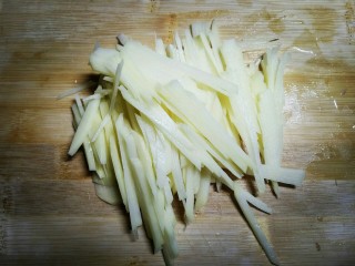 #圆土豆#香拌土豆丝,土豆洗干净后，咱们切片切丝，刀工一般，请忽略。
