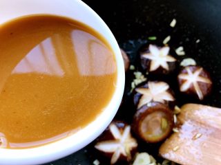香菇油菜
,翻炒一会，倒入提前调好的汤汁