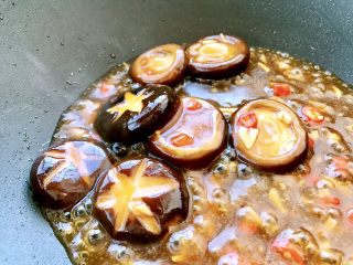 香菇油菜
,汤汁浓稠时加入红辣椒