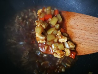 #圆土豆#红烧鸡肉土豆萝卜丁,倒进淀粉糊，煮一会出锅。