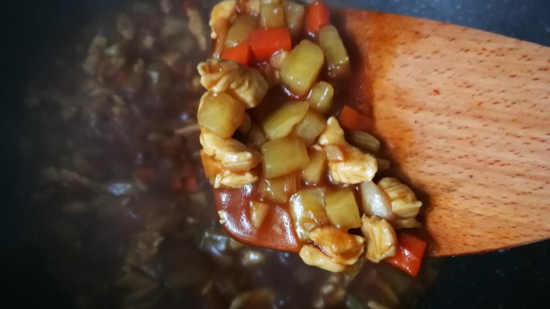 #圆土豆#红烧鸡肉土豆萝卜丁,倒进淀粉糊，煮一会出锅。