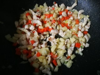 #圆土豆#红烧鸡肉土豆萝卜丁,鸡肉翻炒会，下入土豆萝卜丁。