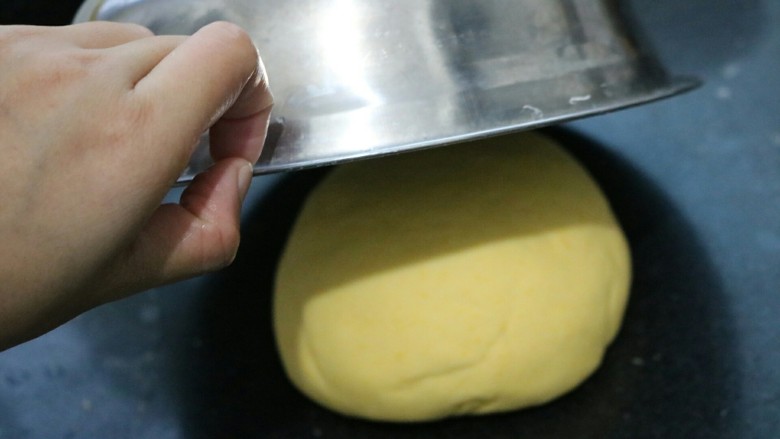 ≈南瓜豆沙包≈,用保鲜膜或者一个盆把它盖住，让面团静置10分钟