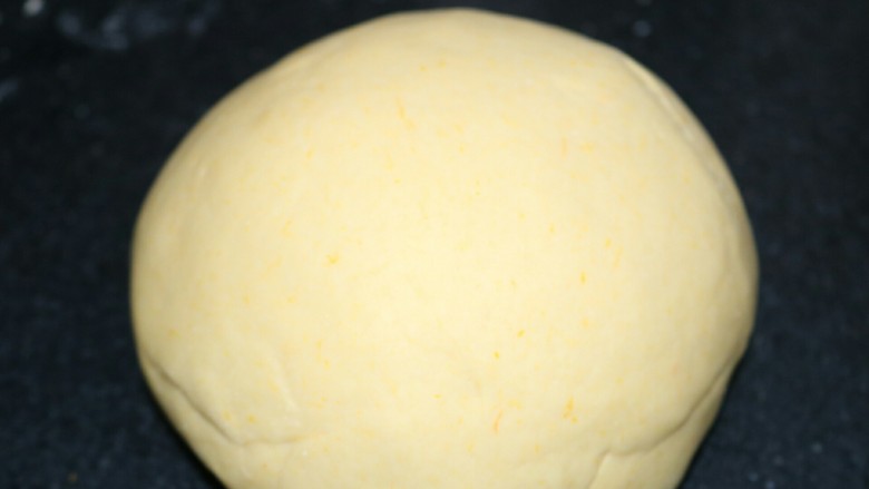 ≈南瓜豆沙包≈,揉到面团表面光滑，案板和手也都不沾有面粉的时候就可以了