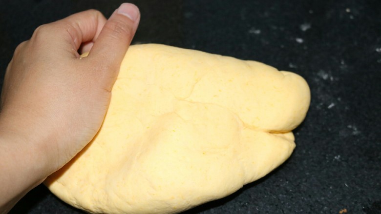 ≈南瓜豆沙包≈,10分钟后，面团会变得柔软，把它们重新均匀的揉一遍