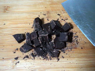 【圣诞节】巧克力圣诞屋,将巧克力砖切碎，切碎后更容易融化。
