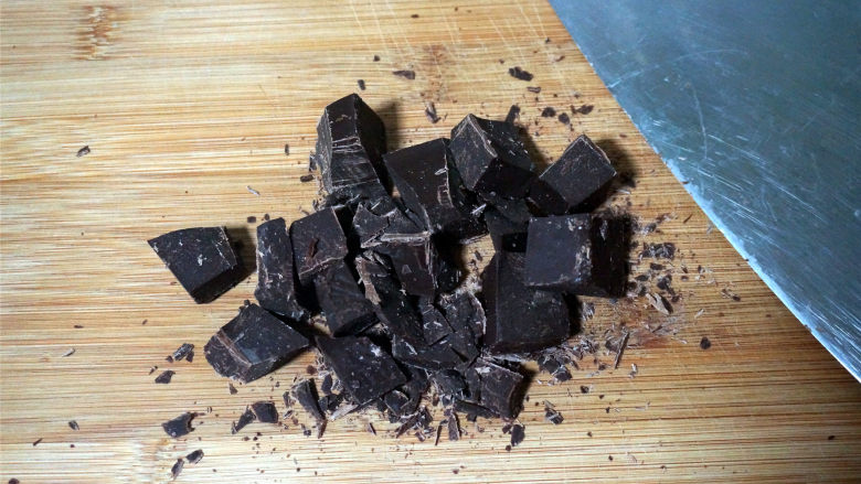 【圣诞节】巧克力圣诞屋,将巧克力砖切碎，切碎后更容易融化。

