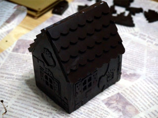【圣诞节】巧克力圣诞屋,屋顶两边沿涂上巧克力浆，贴到主体房顶上，另一面屋顶同样操作。
