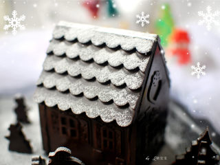 【圣诞节】巧克力圣诞屋,最后将房子和小配件摆放好，筛上装饰糖粉，营造下雪的感觉，完成。
