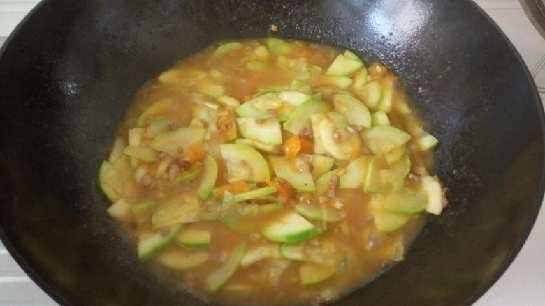 亲子餐：番茄炒西葫芦&猪肉番茄烩饭
10M,麻麻餐：西葫芦变软后再放点盐，翻炒2分钟出锅。