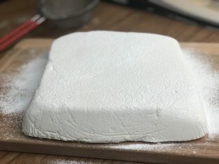 经典棉花糖,拿出来棉花糖然后上面也放玉米淀粉/糖粉. 刀上刷点油、开始切块